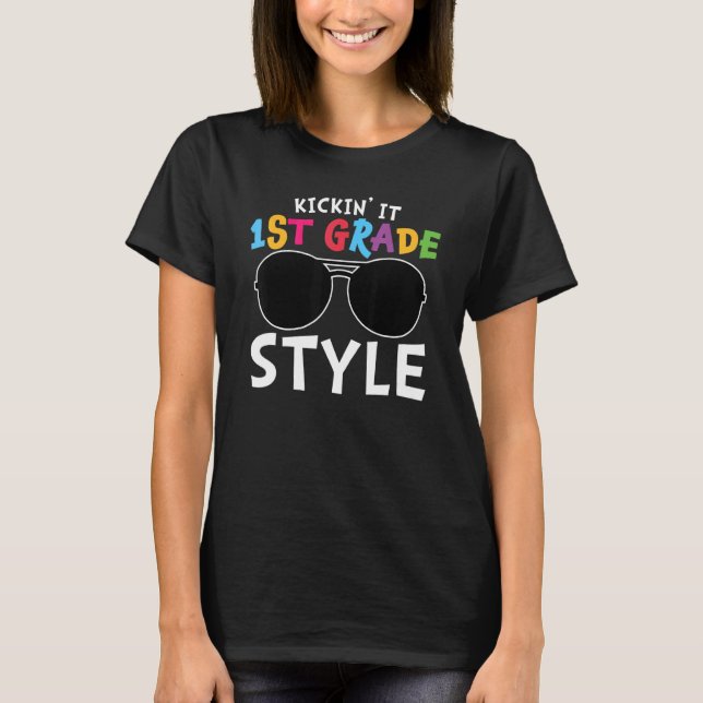 Kickin it First Klass Stil Cute 1st Klass T Shirt (Framsida)