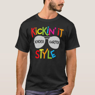 Kickin it Pre K Stil Roligt Kindergarten Kids Back T Shirt