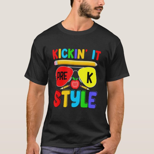 Kickin it Pre K Style Back to School Teacher Kids T Shirt (Framsida)