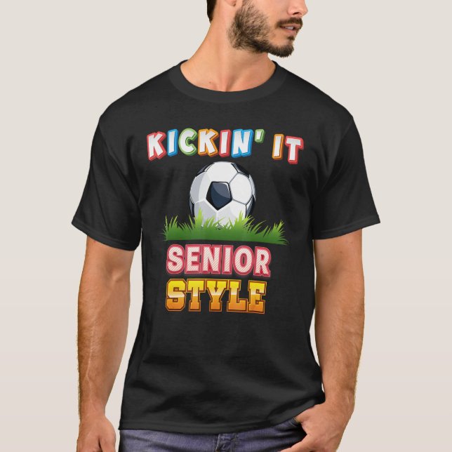 Kickin It Senior Style Soocer Player Kid Student T T Shirt (Framsida)