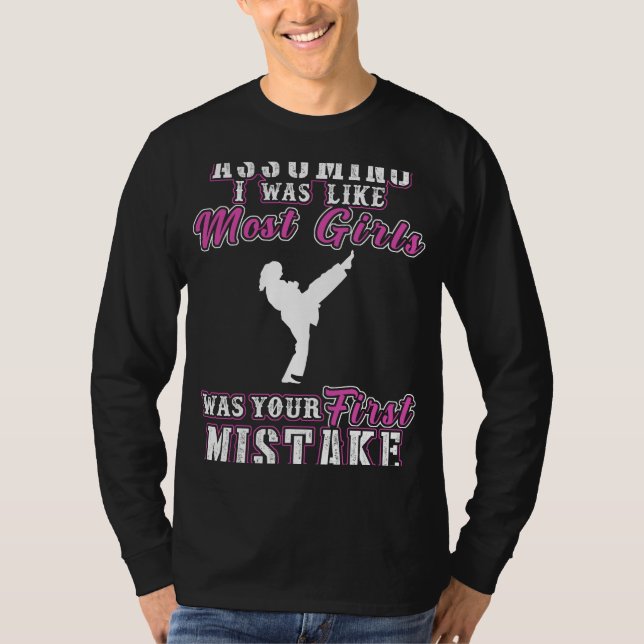Kickin-skratt! Funny Karate Girl Mistake Tee (Framsida)