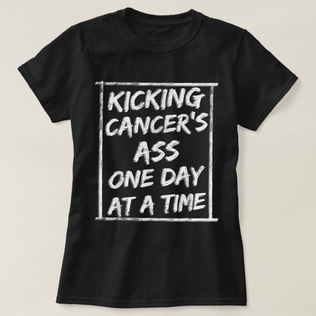 Kicking Cancer Chemoterapi Warrior Survivor Chemo T Shirt (Design framsida)