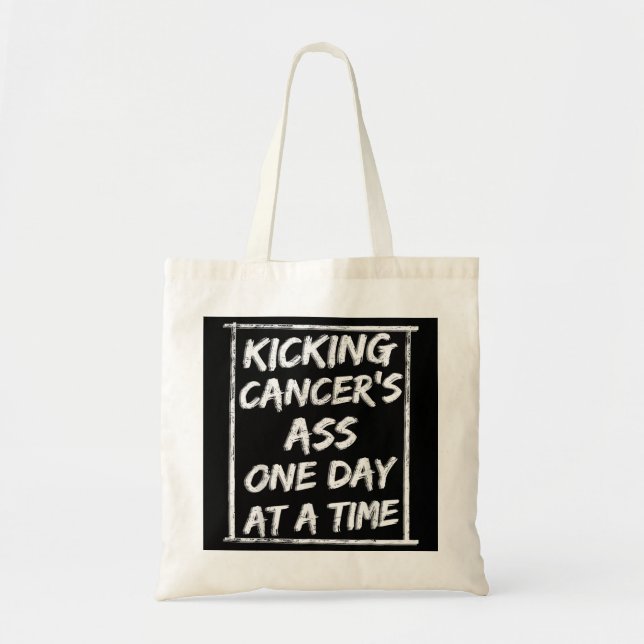 Kicking Cancer Chemoterapi Warrior Survivor Chemo Tygkasse (Framsidan)