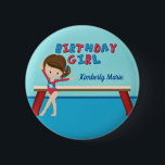 Kid Gymnastics Blue Monogram Birthday Girl Party Knapp<br><div class="desc">Den här söta flickans gymnastik-födelsedagsknapp har en söt brunetgymnastflicka som står framför en bom. Hon bär ett rött leotard och ler bredvid sitt vackra blå monogram. Perfekt till en party-lotsning.</div>