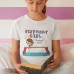 Kid Gymnastics Blue Monogram Gymnast Birthday Girl T Shirt<br><div class="desc">Den här söta flickans gymnastik-födelsedjas t-shirt har en söt brunetgymnastflicka som står framför en bom. Hon bär ett rött leotard och ler bredvid sitt vackra blå monogram. Perfekt i en party i en gymnastiksal.</div>