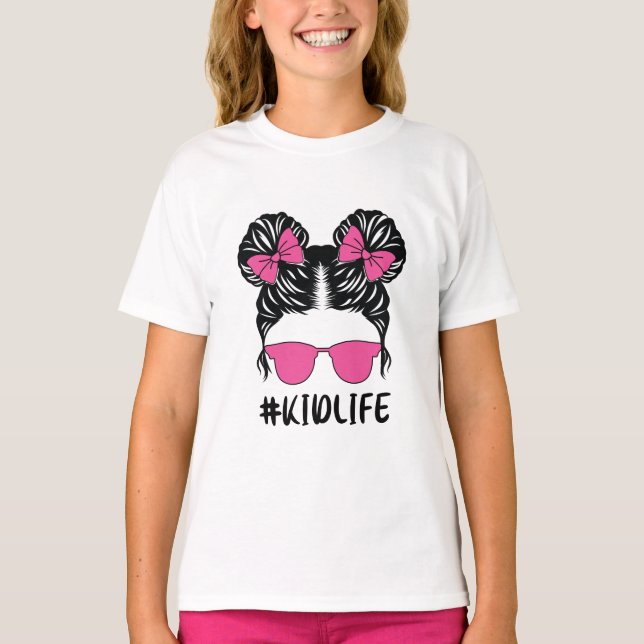 Kid Life Girl Messy Bun med Cute Rosa Sunglasses T Shirt (Framsida)