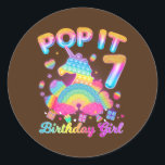 Kid Pop Det 7:e Birthday Girl 7-år Runt Klistermärke<br><div class="desc">Kid Pop Det är 7:e Birthday Girl 7-födelsedagstävling Gift. Perfekt-gåva till pappa,  mamma,  pappa,  manar,  kvinnor,  vänner och familjemedlemmar på Thanksgiving Dag,  juldag,  Mors dag,  Fars dag,  4 juli,  1776 Oberoende dag,  veterandagen,  Halloween D,  Patrick's Day</div>