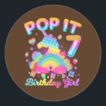 Kid Pop Det 7:e Birthday Girl 7-år Runt Klistermärke<br><div class="desc">Kid Pop Det är 7:e Birthday Girl 7-födelsedagstävling Gift. Perfekt-gåva till pappa,  mamma,  pappa,  manar,  kvinnor,  vänner och familjemedlemmar på Thanksgiving Dag,  juldag,  Mors dag,  Fars dag,  4 juli,  1776 Oberoende dag,  veterandagen,  Halloween D,  Patrick's Day</div>