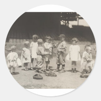 Kider spelar på League Baseball Fält Runt Klistermärke