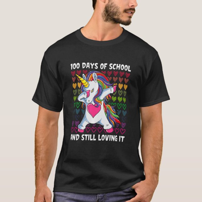 Kids 100 Days Of School And Still Loving It Heart  T Shirt (Framsida)