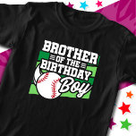 Kids Baseball Party Brother från Birthday Boy T Shirt<br><div class="desc">Basbollens födelsedagsfest är perfekt för födelsedagspojkens bror på en pojkes basebolltema födelsedagsfest. Underbar födelsedagsfest att kärlek spelar baseboll,  tittar på baseboll eller framtida basebollstjärnspelare! "Bröder av Birthday Boy" med en baseboll på en baseball fält-födelsedagsfest för en pojkes baseball-tema.</div>
