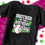 Kids Baseball Party Brother från Birthday Boy T Shirt<br><div class="desc">Basbollens födelsedagsfest är perfekt för födelsedagspojkens bror på en pojkes basebolltema födelsedagsfest. Underbar födelsedagsfest att kärlek spelar baseboll,  tittar på baseboll eller framtida basebollstjärnspelare! "Bröder av Birthday Boy" med en baseboll på en baseball fält-födelsedagsfest för en pojkes baseball-tema.</div>