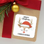 Kids Cute-julrenar Fyrkantigt Klistermärke<br><div class="desc">En söt och vismisk renar ansikte med en julhatt dekorerar denna kvadratiska dekoration med ord God jul. Roligt för dina helgdag. Anpassa det med ditt namn. Designad av Blackberry Boulevard.</div>