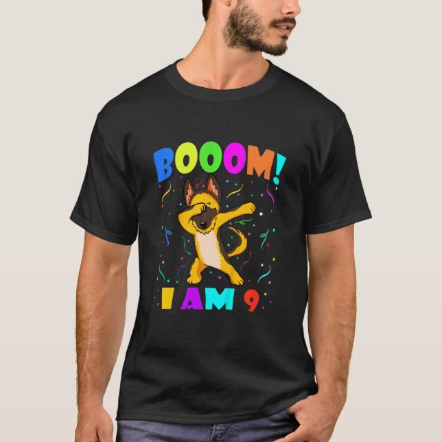 Kids Dabbing German Shepherd Booom jag är 9 Boy Gi T Shirt (Framsida)