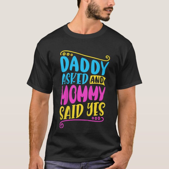 Kids Daddy asked and mommy said yes T Shirt (Framsida)