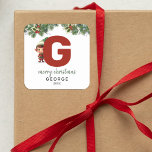 Kids Elf Första G-julen Fyrkantigt Klistermärke<br><div class="desc">Ge är personligens charm i julklapp! Våra monogramklistermärken,  som visar tomtens eget gömmande bakom brev G,  är ett unikt och tänkbart sätt att visa kärlek. Anpassa med namn,  år och hälsning. Få dina julklappar att framträda!</div>
