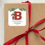 Kids Elf Första jul B Fyrkantigt Klistermärke<br><div class="desc">Ge är personligens charm i julklapp! Våra monogramklistermärken,  som visar tomtens eget gömmande bakom brev B,  är ett unikt och tänkbart sätt att visa kärlek. Anpassa med namn,  år och hälsning. Få dina julklappar att framträda!</div>