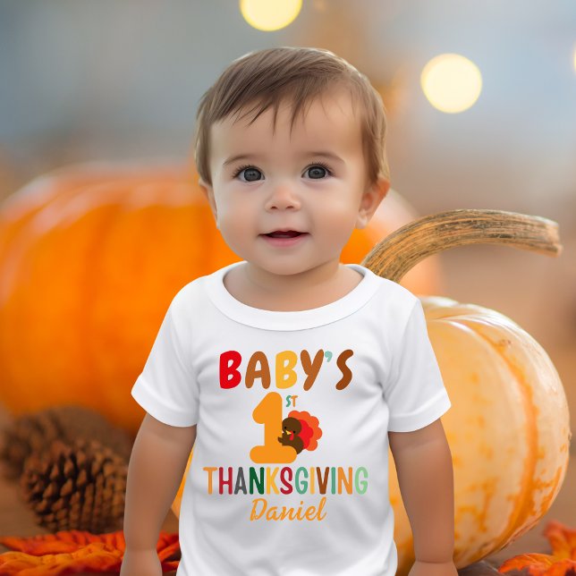Kids First Thanksgiving Turkiet Namn Funny T Shirt (Skapare uppladdad)