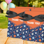 Kids Idrottar Mönster på Blue & Orange Birthday Presentaskar<br><div class="desc">Den här roligten barn sportutrustning mönster har fotbollar, fotbollar, basebollar, volleybollar, hockeysticks och pucks och baseball fladdermus. Det idrottsliga redskapet ligger i en blå och orange bakgrund. Överst i avsnittet orange finns Tacken text. Den här favoritlådan gör ett underbart tillägg till en födelsedagsfest för en liten pojke eller flicka. Det...</div>