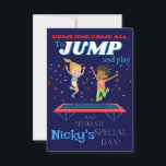 Kids Jump Trampoline Park Birthday-inbjudan Inbjudningar<br><div class="desc">Den här coolans inbjudan till partyparparken barns födelsedag är perfekten som tillägg till ett hoppat tema firande! Ställd mot en rik marin blå bakgrund (anpassade), två barn hoppar genom luft på en trampolin och texten uppmanar alla vänner att gå med party. Med anpassadets text kan du enkelt ändra födelsedagspojken eller...</div>