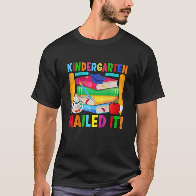 Kids Kindergarten Nail IT Studenten T Shirt (Framsida)