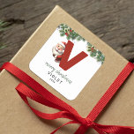 Kids Monogram jul Fyrkantigt Klistermärke<br><div class="desc">Ge är personligens charm i julklapp! Våra monogramklistermärken med tomten gömmande bakom brev V är ett unikt och tänkbart sätt att visa kärlek. Anpassa med namn,  år och hälsning. Få dina julklappar att framträda!</div>