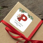 Kids Monogram jul Fyrkantigt Klistermärke<br><div class="desc">Ta upp magin från jul 🎅 Tillsätt en personlig beröring till dina gåvor med våra anpassade monogramklistermärken. Tomten smyger en peek från brev P! Och ja,  ni kan lägga till deras namn,  året och ett mysigt hälsning!</div>