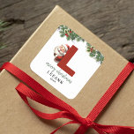 Kids Monogram jul Fyrkantigt Klistermärke<br><div class="desc">Ge är personligens charm i julklapp! Våra monogramklistermärken med tomten gömmande bakom brev L är ett unikt och tänkbart sätt att visa kärlek. Anpassa med namn,  år och hälsning. Få dina julklappar att framträda!</div>