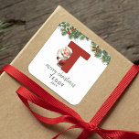 Kids Monogram jul Fyrkantigt Klistermärke<br><div class="desc">Ge är personligens charm i julklapp! Våra monogramklistermärken med tomten gömmande bakom brev T är ett unikt och tänkbart sätt att visa kärlek. Anpassa med namn,  år och hälsning. Få dina julklappar att framträda!</div>