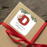 Kids Monogram jul Fyrkantigt Klistermärke<br><div class="desc">Ge är personligens charm i julklapp! Våra monogramklistermärken,  där tomten gömmer bakom brev D,  är ett unikt och tänkbart sätt att visa kärlek. Anpassa med namn,  år och hälsning. Få dina julklappar att framträda!</div>