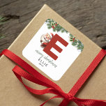Kids Monogram jul Fyrkantigt Klistermärke<br><div class="desc">Ge är personligens charm i julklapp! Våra monogramklistermärken,  där tomten gömmer bakom brev E,  är ett unikt och tänkbart sätt att visa kärlek. Anpassa med namn,  år och hälsning. Få dina julklappar att framträda!</div>