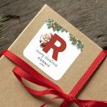 Kids Monogram jul Fyrkantigt Klistermärke<br><div class="desc">Ge är personligens charm i julklapp! Våra monogramklistermärken med tomten gömmande bakom brev R är ett unikt och tänkbart sätt att visa kärlek. Anpassa med namn,  år och hälsning. Få dina julklappar att framträda!</div>