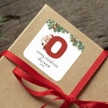 Kids Monogram jul Fyrkantigt Klistermärke<br><div class="desc">Ge är personligens charm i julklapp! Våra monogramklistermärken,  där tomten gömmer bakom brev O,  är ett unikt och tänkbart sätt att visa kärlek. Anpassa med namn,  år och hälsning. Få dina julklappar att framträda!</div>