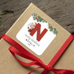 Kids Monogram jul Fyrkantigt Klistermärke<br><div class="desc">Ge är personligens charm i julklapp! Våra monogramklistermärken,  där tomten gömmer bakom brev N,  är ett unikt och tänkbart sätt att visa kärlek. Anpassa med namn,  år och hälsning. Få dina julklappar att framträda!</div>