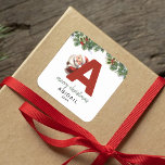 Kids Monogram jul Fyrkantigt Klistermärke<br><div class="desc">Ge är personligens charm i julklapp! Våra monogramklistermärken,  där tomten gömmer bakom brev A,  är ett unikt och tänkbart sätt att visa kärlek. Anpassa med namn,  år och hälsning. Få dina julklappar att framträda!</div>