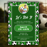 Kids Ocer Ball Mönster och Photo Födelsedagsfest Inbjudningar<br><div class="desc">Den här roligten barn som är fotledda födelsedagsfest inbjudan har fotbollar på en grönt fält-rand. Lägg till din händelseinformation,  t.ex. plats,  tid,  datum och OSA kontaktinformation,  samt ett foto för personlig touch! Den idrottsliga redskapens utformning gör en söt anpassningsbar till en födelsedagsfest,  särskilt för fotbolls-älskande pojkar och flickor!</div>