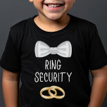 Kids Ring Bearer Ring Security Cute Boys Bröllop T Shirt<br><div class="desc">Skjortor för ring-bärare ring för pojkar. Perfekt för att få dem att känna sig delaktiga i bröllopsmottagningen och inför bröllop-festligheterna. Ring Bearer Ring Security T med söt bockslips och grafik i guld ringar. Din ring-ägare kommer att kärlek den här t-tröjan och det är perfekt före bröllop-middagar, för repetitioner, bröllopsreceptioner och...</div>