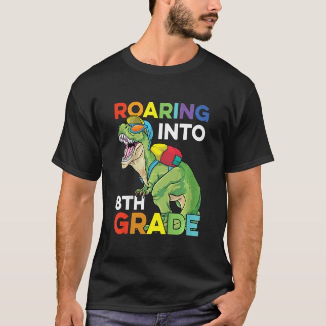 Kids Roaring Into 8th Grade Back To School Dinosau T Shirt (Framsida)