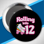 Kids Skate Party - 12:e Birthday - Roller Skating Knapp<br><div class="desc">Den här skatedesignen i party är perfekt för rullskridskor i party eller födelsedagstema för en 12-åring. Om födelsedagsflickan eller födelsedagpojken kärlek ska rulla skridskor, så kommer de att KÄRLEK den här skatdesignen party! Med stil kan du skriva "Rolling into 12"-födelsedagscitat med coola rullskridgrafik med regnbågar och stjärnor som är roligt...</div>