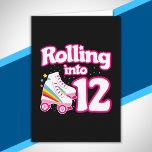 Kids Skate Party - 12:e Birthday - Roller Skating Kort<br><div class="desc">Den här skatedesignen i party är perfekt för rullskridskor i party eller födelsedagstema för en 12-åring. Om födelsedagsflickan eller födelsedagpojken kärlek ska rulla skridskor, så kommer de att KÄRLEK den här skatdesignen party! Med stil kan du skriva "Rolling into 12"-födelsedagscitat med coola rullskridgrafik med regnbågar och stjärnor som är roligt...</div>