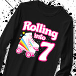 Kids Skate Party - 7:e Birthday - Roller Skating T Shirt<br><div class="desc">Den här skatedesignen i party är perfekt för rullskridskor i party eller födelsedagstema i sju år. Om födelsedagsflickan eller födelsedagpojken kärlek ska rulla skridskor, så kommer de att KÄRLEK den här skatdesignen party! Med stil kan du skriva "Rolling into 7"-födelsedagscitat med coola rullskridgrafik med regnbågar och stjärnor som är roligt...</div>