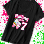 Kids Skate Party - 7:e Birthday - Roller Skating T Shirt<br><div class="desc">Den här skatedesignen i party är perfekt för rullskridskor i party eller födelsedagstema i sju år. Om födelsedagsflickan eller födelsedagpojken kärlek ska rulla skridskor, så kommer de att KÄRLEK den här skatdesignen party! Med stil kan du skriva "Rolling into 7"-födelsedagscitat med coola rullskridgrafik med regnbågar och stjärnor som är roligt...</div>
