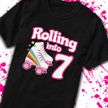 Kids Skate Party - 7:e Birthday - Roller Skating T Shirt<br><div class="desc">Den här skatedesignen i party är perfekt för rullskridskor i party eller födelsedagstema i sju år. Om födelsedagsflickan eller födelsedagpojken kärlek ska rulla skridskor, så kommer de att KÄRLEK den här skatdesignen party! Med stil kan du skriva "Rolling into 7"-födelsedagscitat med coola rullskridgrafik med regnbågar och stjärnor som är roligt...</div>