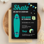 Kids Skateboard-Födelsedagsfest Inbjudningar<br><div class="desc">Förbluffa dina gäster med den här coolan födelsedagsfest inbjudan på skateboard, som har en vacker tealskateboard med modern typografi mot bakgrund av en krita. Lägg bara till din händelseinformation i den här mallen som är enkel att använda för att göra den till en inbjudan av typen en. Vänd kortet över...</div>