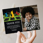 Kids Trampoline Birthday Photo Tack<br><div class="desc">Trampolins födelsedagskalas tack vare ett kort med en vanlig svart bakgrund,  ett sött foto av ditt barn,  trampolindomstolar,  barn som hoppar och flyger genom luft,  och en modern personlig tack för en mall som är enkel att anpassa.</div>
