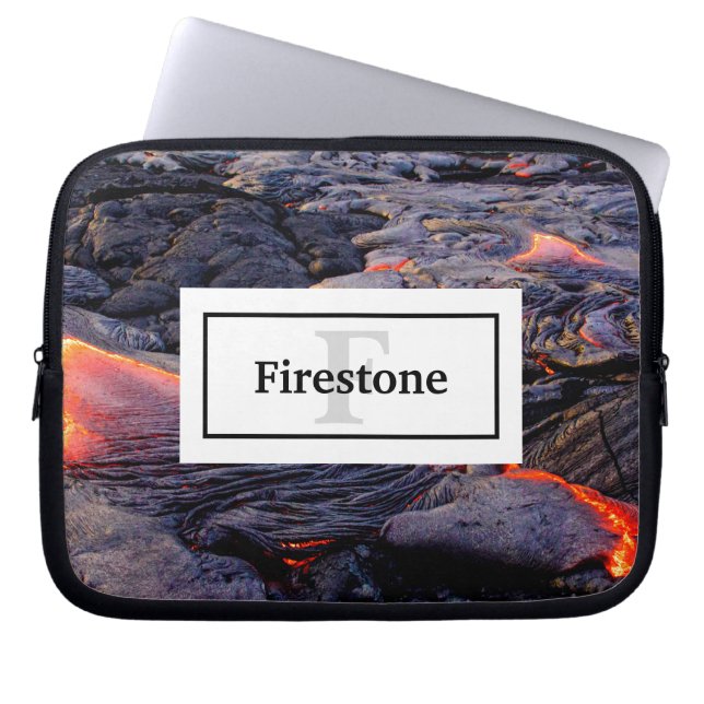 Kilauea Lava-flöde med ditt namn och Monogram Laptop Fodral (Framsidan)