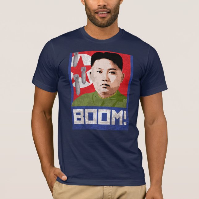 Kim Jong Un Propaganda - BOOM - T Shirt (Framsida)