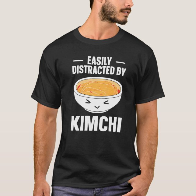 Kimchi Korean Food Easily Distracted By Kimchi T Shirt (Framsida)