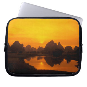 Kina. Färggranna Kina. Vacker Li-floden. Laptop Sleeve
