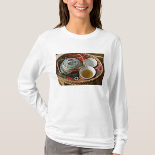 Kina, Hong Kong. Traditionell kinesisk tekanna & 3 T-shirt